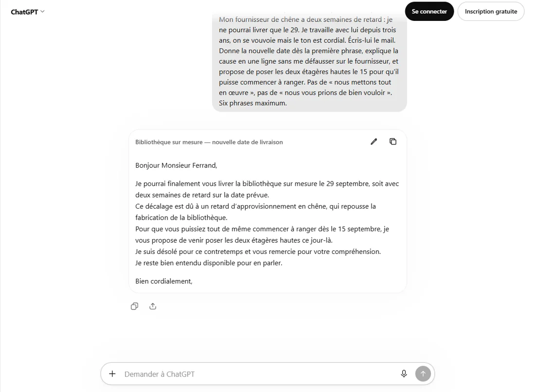 Réponse de ChatGPT à la demande contextualisée : un e-mail adressé à Monsieur Ferrand, qui annonce la livraison au 29 septembre dès la première phrase, explique le retard d’approvisionnement en chêne et propose de poser deux étagères hautes le 15 septembre.